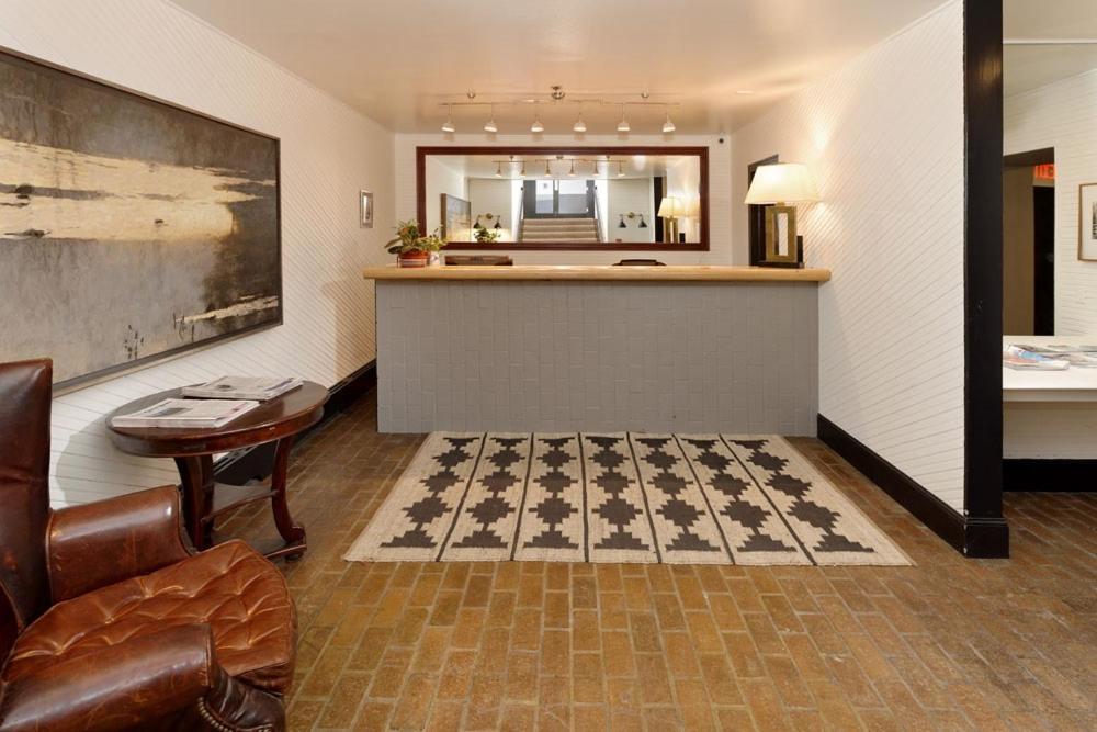 Independence Square 213, Spacious Hotel Room With 2 Queen Beds, Wet Bar, And Sitting Area Aspen Bagian luar foto