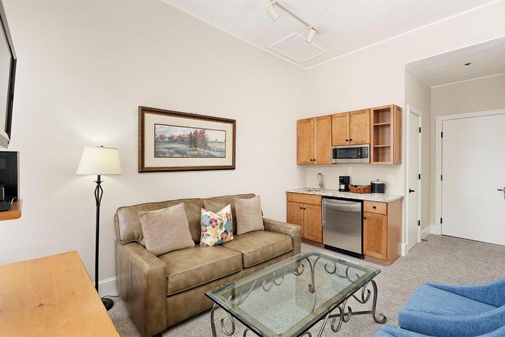 Independence Square 213, Spacious Hotel Room With 2 Queen Beds, Wet Bar, And Sitting Area Aspen Bagian luar foto